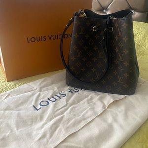 This is a Brand New NeoNoe Monogram Bucket hand bag by Louis Vuitton